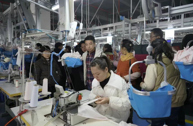 打通就業(yè)“最后一公里” 都勻組織群眾入企觀(guān)摩，助推輕紡產(chǎn)業(yè)發(fā)展與信息咨詢(xún)服務(wù)升級(jí)